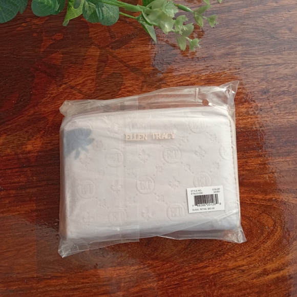 Original Ellen Tracy NWT Wallet *Light Cream Colour - Picture 16 of 17